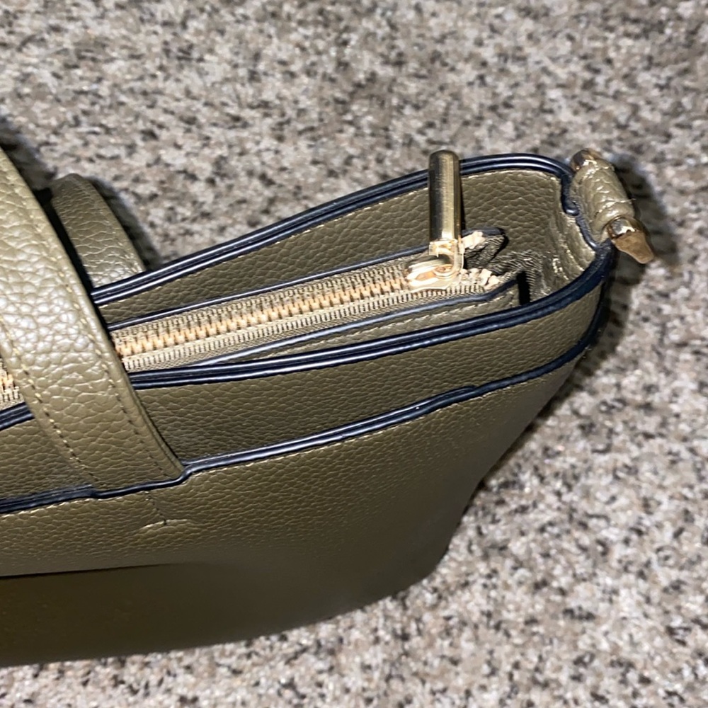 🐛Olive green spacious handbag with gold detailing! - Picture 7 of 12